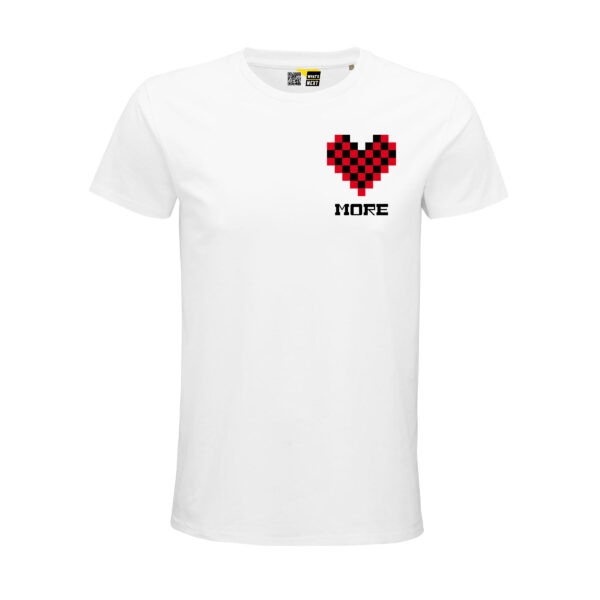 Ein weißes Unisex-Shirt mit dem Brustmotiv "Love more", ein aus roten und schwarzen Quadraten geformtes Herz, darunter der Begriff "more" in schwarz