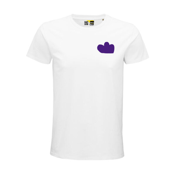 Vorderansicht eines weißen Shirts mit einer freien Form auf der Brust, die Form ist lila, hat oben drei Bögen und unten eine Gerade Kante.