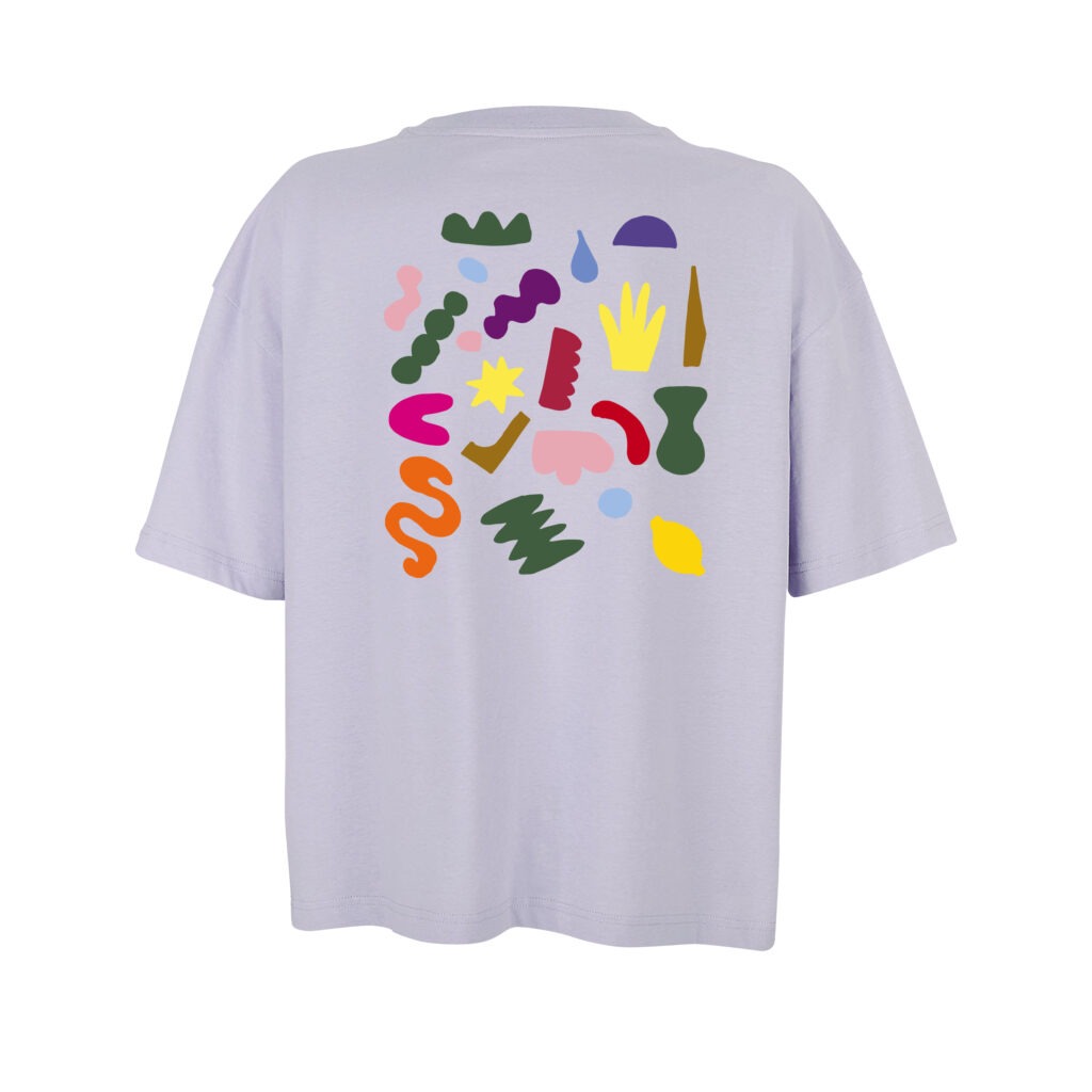 Rücken eines fliederfarbenen Oversize-Shirts, darauf freie Formen (Schlangenformen, Sterne, Kronen etc.) in verschiedenen Farben.