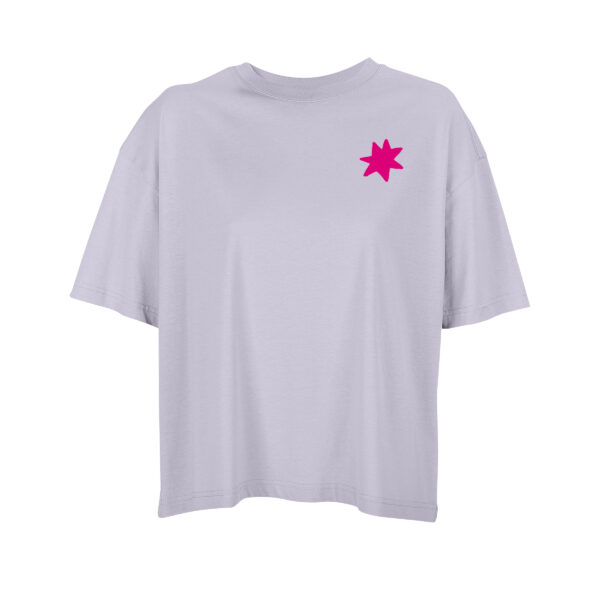 Vorderansicht eines fliederfarbenen Oversize-Shirts mit einer freien Form auf der Brust, die Form ist eine pinkfarbene Sternform.