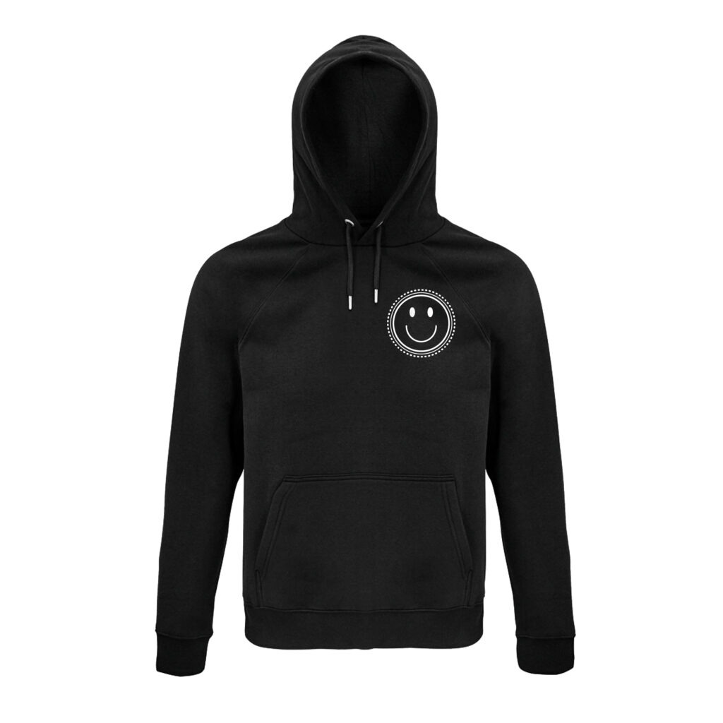 Ein schwarzer Hoodie mit einem aus Linien und gestrichelten Linien gezeichneten, weißen Smiley mit einem sehr großen Lächeln und zwei großen Augen