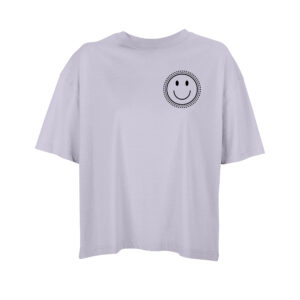 Ein fliederfarbenes Oversize-Shirt mit einem aus Linien und gestrichelten Linien gezeichneten, schwarzen Smiley mit einem sehr großen Lächeln und zwei großen Augen