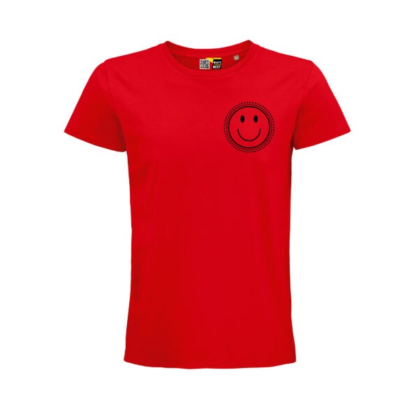 Ein rotes T-Shirt mit einem aus Linien und gestrichelten Linien gezeichneten, schwarzen Smiley mit einem sehr großen Lächeln und zwei großen Augen