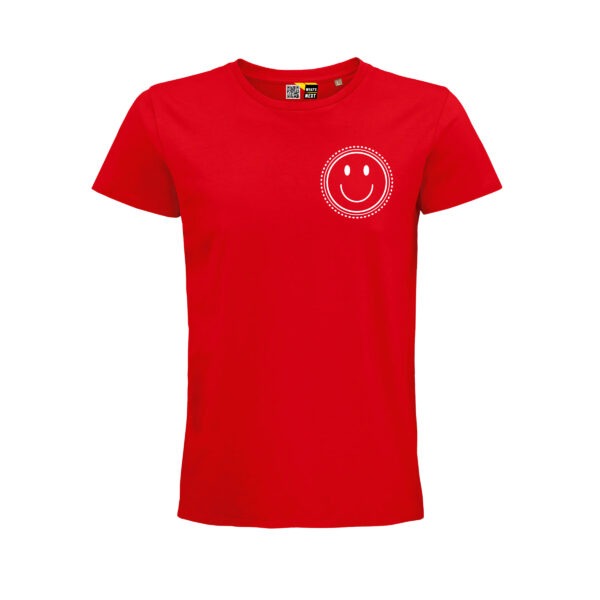 Ein rotes T-Shirt mit einem aus Linien und gestrichelten Linien gezeichneten, weißen Smiley mit einem sehr großen Lächeln und zwei großen Augen