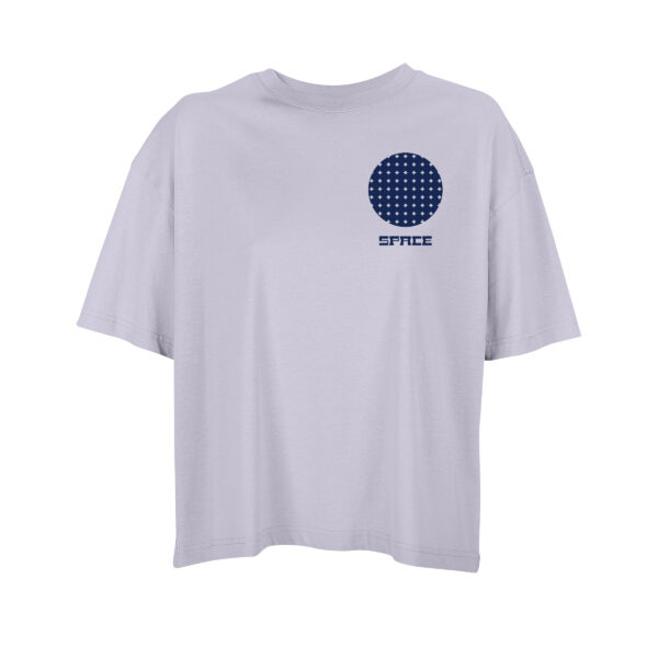 Fliederfarbenes Oversize-Shirt, darauf als Brustmotiv ein dunkelblauer Kreis, mit regelmäßigen, sternförmigen Aussparungen. Darunter das Wort "Space"