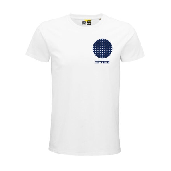 Weißes T-Shirt, darauf als Brustmotiv ein dunkelblauer Kreis, mit regelmäßigen, sternförmigen Aussparungen. Darunter das Wort "Space"