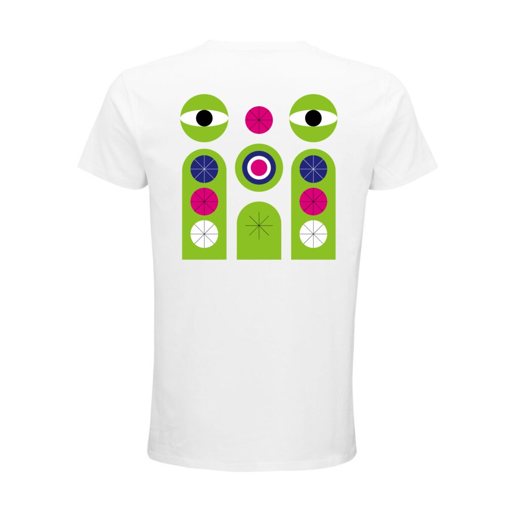 Weißes Shirt, Rückenansicht. Darauf Augen, Kreise, Linien und weitere geometrische Figuren in Grün, Blau und Weiß, und sternförmig angeordnete Linien in Schwarz.