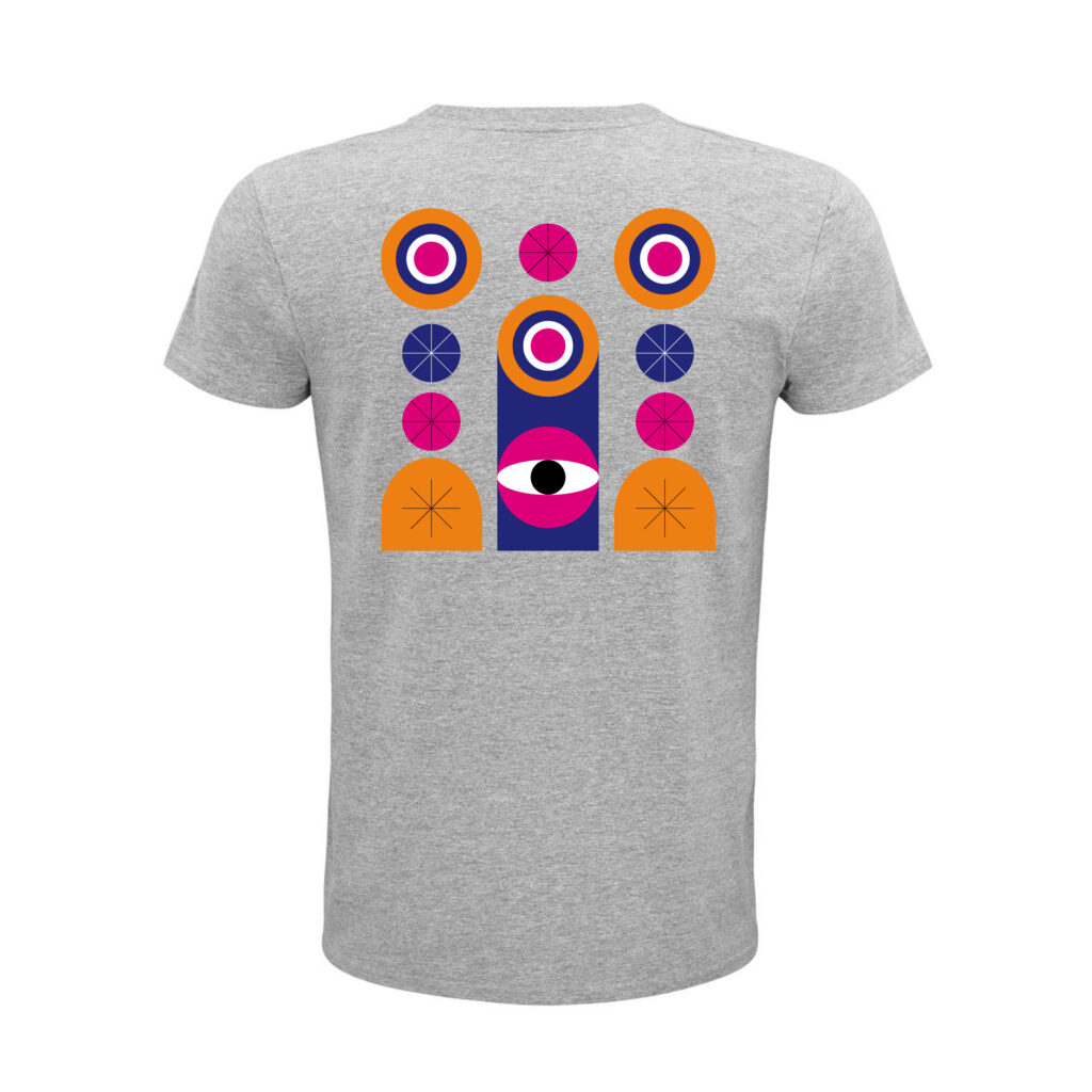 Grau meliertes Shirt, Rückenansicht. Darauf Augen, Kreise, Linien und weitere geometrische Figuren in Orange, Blau, Lila und Weiß, und sternförmig angeordnete Linien in Schwarz.