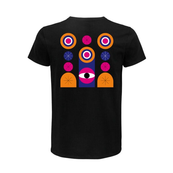 Schwarzes Shirt, Rückenansicht. Darauf Augen, Kreise, Linien und weitere geometrische Figuren in Orange, Blau, Lila und Weiß, und sternförmig angeordnete Linien in Schwarz.