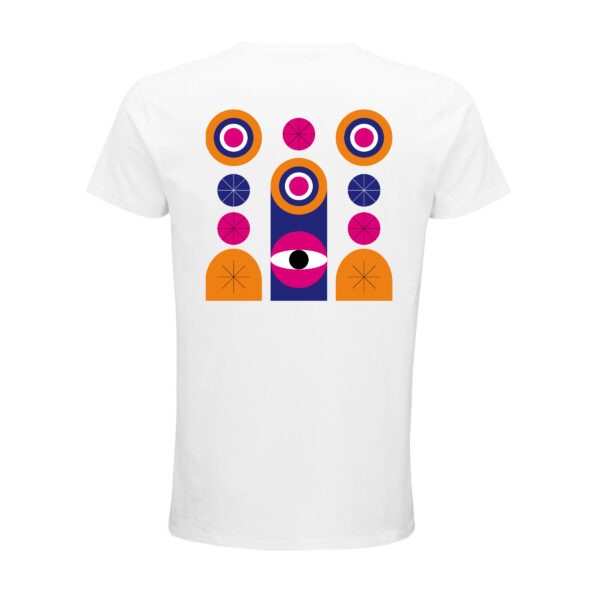 Weißes Shirt, Rückenansicht. Darauf Augen, Kreise, Linien und weitere geometrische Figuren in Orange, Blau, Lila und Weiß, und sternförmig angeordnete Linien in Schwarz.