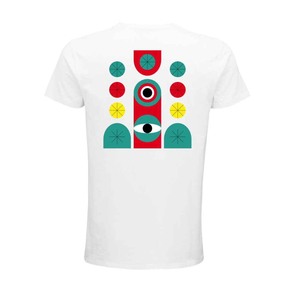 Weißes Shirt, Rückenansicht. Darauf Augen, Kreise, Linien und weitere geometrische Figuren in Grün, Gelb, Rot und Weiß, und sternförmig angeordnete Linien in Schwarz.
