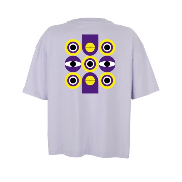 Fliederfarbenes Oversize Shirt, Rückenansicht. Darauf Augen, Kreise, Linien und weitere geometrische Figuren in Gelb und Lila, und sternförmig angeordnete Linien in Schwarz.