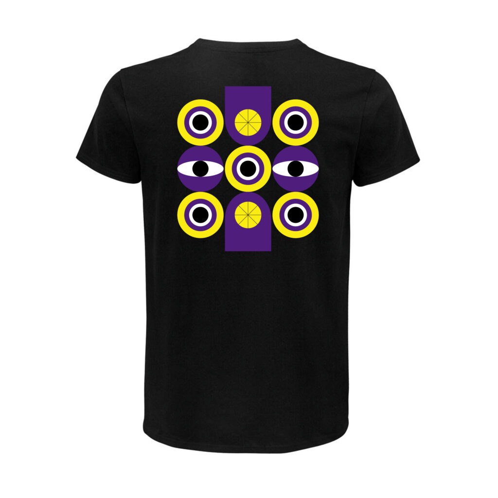Schwarzes Shirt, Rückenansicht. Darauf Augen, Kreise, Linien und weitere geometrische Figuren in Gelb und Lila, und sternförmig angeordnete Linien in Schwarz.