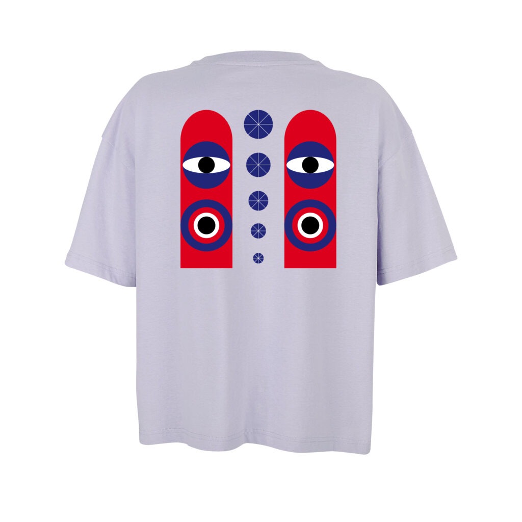 Fliederfarbenes Oversize Shirt, Rückenansicht. Darauf Augen, Kreise, Linien und weitere geometrische Figuren in Rot und Lila, und sternförmig angeordnete Linien in Schwarz.