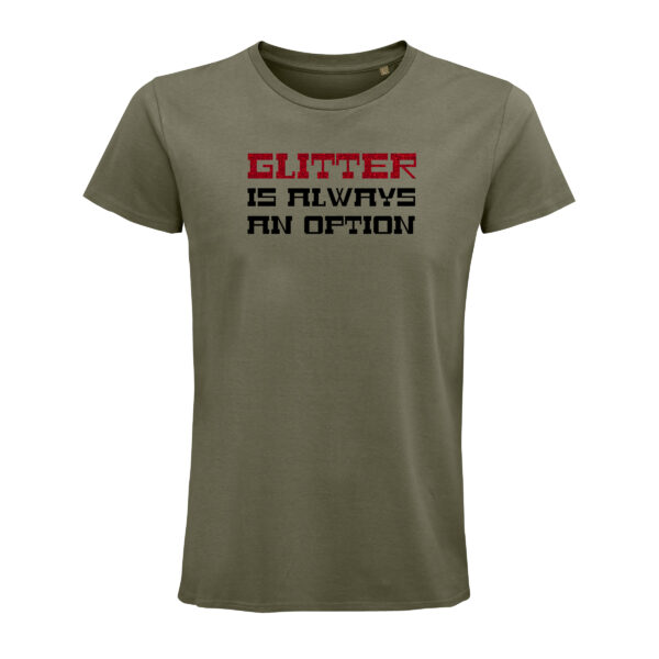 Ein khaki-farbenes T-Shirt von vorne. Auf der Brust die drei Zeilen "Glitter", "is always" und "an option". Glitter ist aus einer glitzernden Folie in rot, der Rest ist schwarz.