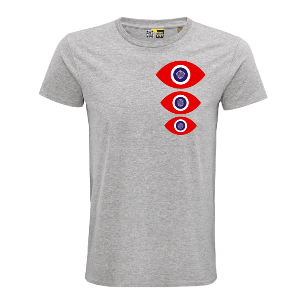 Graues T-Shirt, Vorderansicht. Das Motiv sind drei Knallrote Augen mit einer weißen Iris und einer lilafarbenen Pupille, in der noch einmal ein Kreis aus dünnen Linien sitzt. Die Augen sind auf der linken Seite des Shirts und werden von oben nach unten hin kleiner.