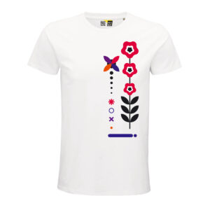 Weißes T-Shirt, Vorderansicht. Von der Mitte zu linken Seite des Shirts sieht man zwei stark stilisierte Blumen in verschiedenen Rot- und Blautönen, sowie schwarzen Stängeln, Blättern und Kreisen.