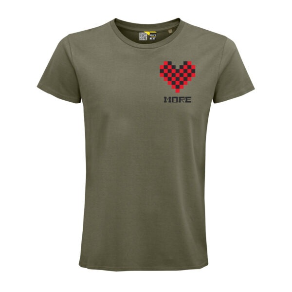 Ein Unisex-Shirt in khaki mit dem Brustmotiv "Love more", ein aus roten und schwarzen Quadraten geformtes Herz, darunter der Begriff "more" in schwarz