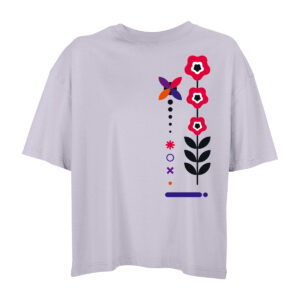 Fliederfarbenes Oversize-Shirt, Vorderansicht. Von der Mitte zu linken Seite des Shirts sieht man zwei stark stilisierte Blumen in verschiedenen Rot- und Blautönen, sowie schwarzen Stängeln, Blättern und Kreisen.