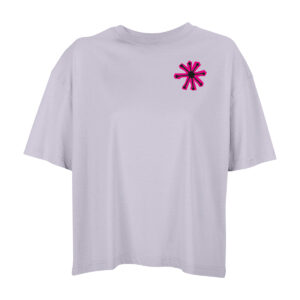 Ein fliederfarbenes Oversize-Shirt, Vorderansicht. Darauf, auf der Brust ein kleiner Kreis mit acht Armen, an deren Enden wieder kleine Kreise sind. Die Figur ist schwarz und wird dahinter in Pink sehr grob wiederholt, sodass sich eine zweifarbige Figur ergibt.