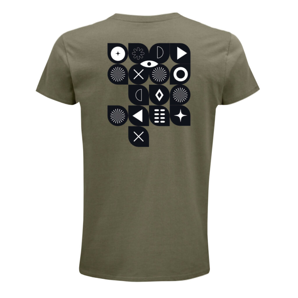 Khaki-farbenes Shirt, Rückansicht. Darauf schwarze Formen wie auf der Vorderseite, mal mit mehr und mal mit weniger Ecken abgerundet. In den Formen weiße, andere Formen, Linien, Sterne, Rauten etc.