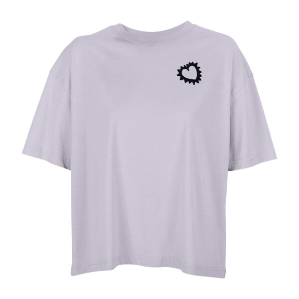 Fliederfarbenes Oversize-Shirt, Vorderansicht, auf der Brust ein Herz aus einer schwarzen Kontur, die nach außen Hügel hat und innen glatt ist