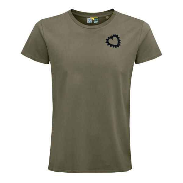 Khaki-farbenes Shirt, Vorderansicht, auf der Brust ein Herz aus einer schwarzen Kontur, die nach außen Hügel hat und innen glatt ist