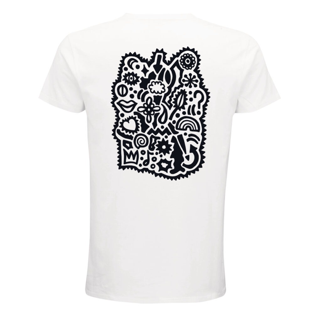 Weißes Shirt, Rückenansicht. Darauf eine Grafik aus vielen verschiedenen Formen: Pfeile, Blumen, Herzen, Regenbogen, ein Kussmund usw. Alle in Schwarz, teils gefüllt, teils nur Kontur. Alles umrandet von einer Kontur wie auf der Vorderseite, innen glatt, außen aus lauter kleinen Hügeln