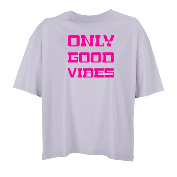 Fliederfarbenes Oversize Shirt mit dem Aufdruck "Only Good Vibes" in Neonpink groß in der Mitte