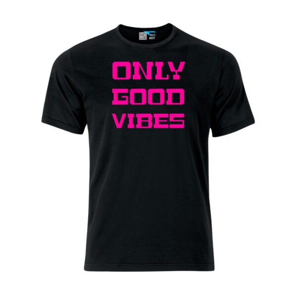 Schwarzes T-Shirt mit dem Aufdruck "Only Good Vibes" in Neonpink groß in der Mitte