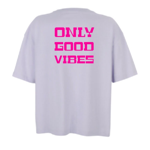 Fliederfarbenes Oversize Shirt mit dem Aufdruck "Only good vibes" in Neonpink groß auf dem Rücken
