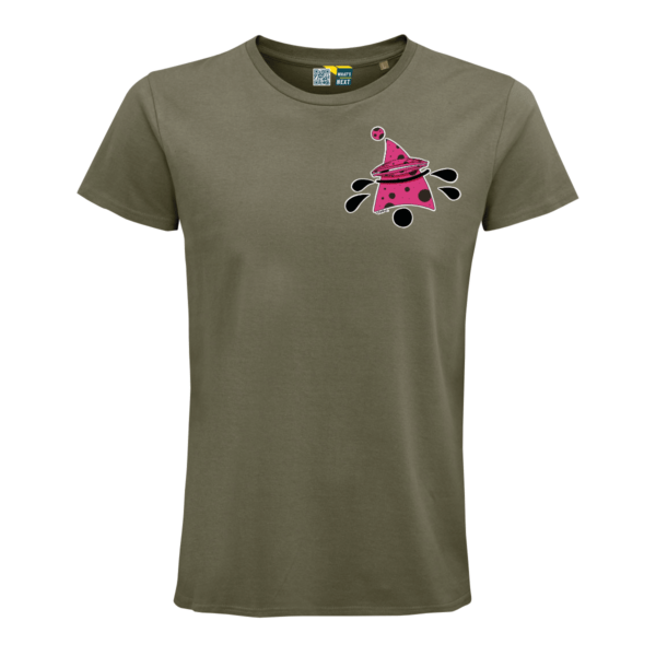 Khaki-farbenes Shirt mit dem Motiv #7. Ein stilisiertes Dreieck in Lila. Es sieht aus, als schaute ein sehr schmales Auge zwischen einem Kleid und einem Zauberhut hervor. Darunter ein schwarzer Kreis. Mitten durch das Motiv und darüber hinaus eine schwarze Kontur, nach unten gebogen. Rechts uns links des Motivs ovale Ornamente, die sich zum Motiv hin verjüngen.