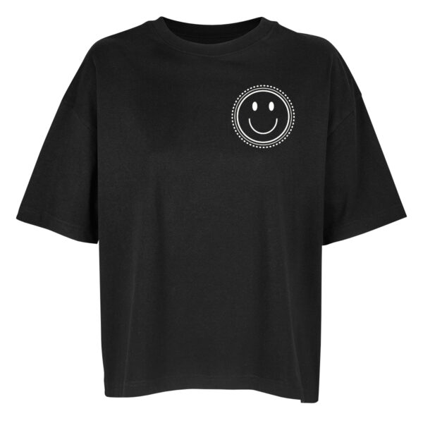 Ein teifschwarzes Oversize-Shirt mit einem aus Linien und gestrichelten Linien gezeichneten, weißen Smiley mit einem sehr großen Lächeln und zwei großen Augen