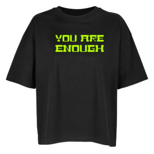 Tiefschwarzes Oversize-Shirt mit dem Aufdruck "You are enough" in Neongrün groß auf der Brust