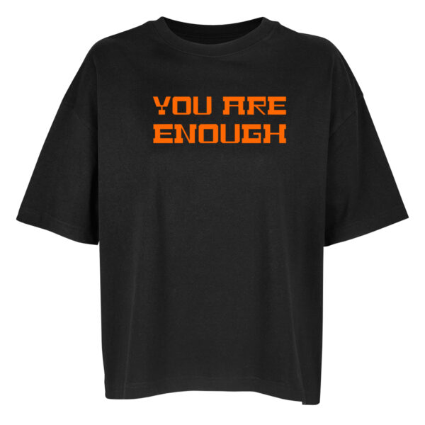 Tiefschwarzes Oversize-Shirt mit dem Aufdruck "You are enough" in Neonorange groß auf der Brust