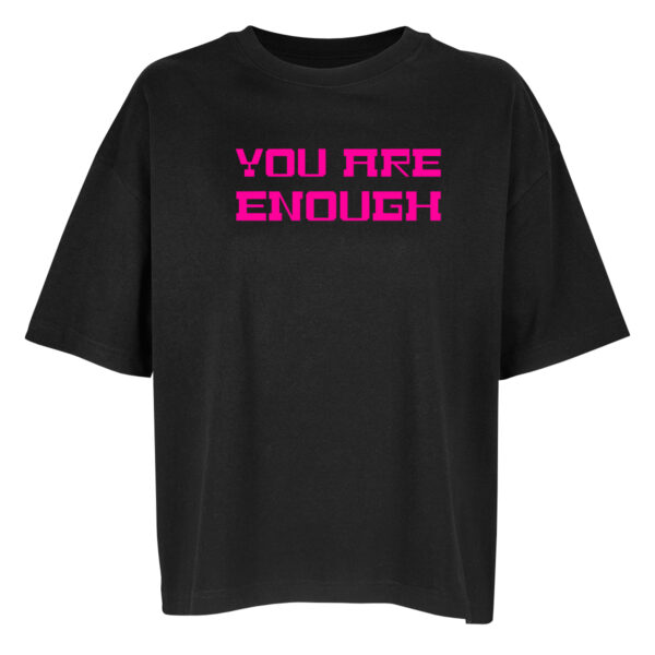 Tiefschwarzes Oversize-Shirt mit dem Aufdruck "You are enough" in Neonpink groß auf der Brust