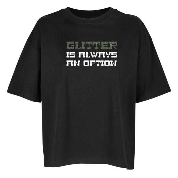 Ein tiefschwarzes Oversize Shirt von vorne. Auf der Brust die drei Zeilen "Glitter", "is always" und "an option". Glitter ist aus einer glitzernden Folie in multicolor, der Rest ist weiß.