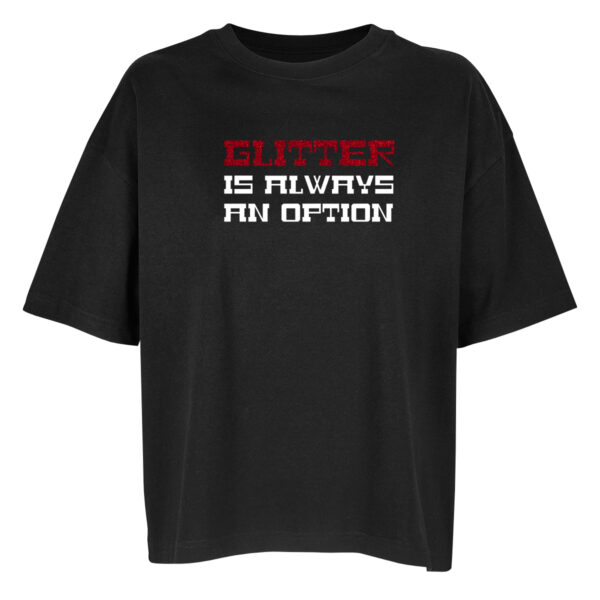 Ein tiefschwarzes Oversize Shirt von vorne. Auf der Brust die drei Zeilen "Glitter", "is always" und "an option". Glitter ist aus einer glitzernden Folie in rot, der Rest ist weiß.