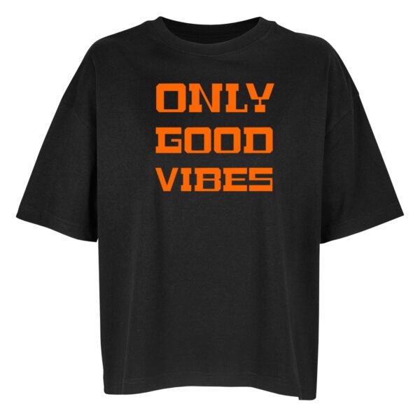 Tiefschwarzes Oversize Shirt mit dem Aufdruck "Only Good Vibes" in Neonorange groß in der Mitte