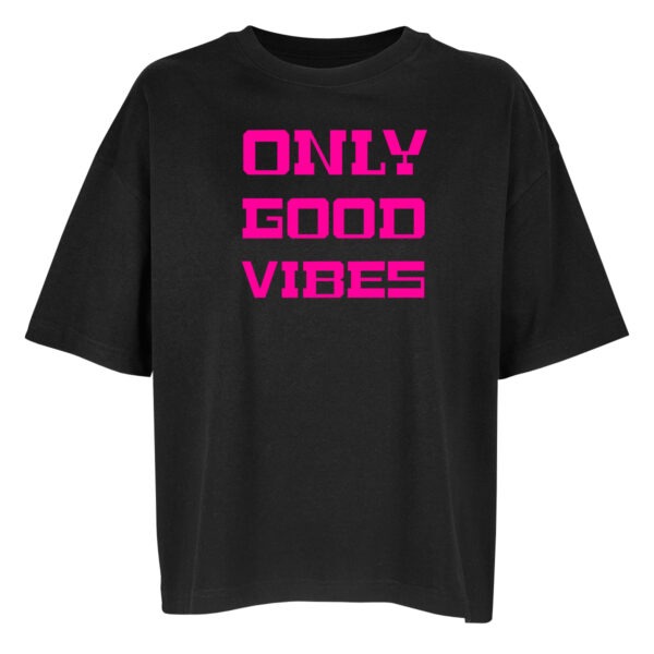 Tiefschwarzes Oversize Shirt mit dem Aufdruck "Only Good Vibes" in Neonpink groß in der Mitte