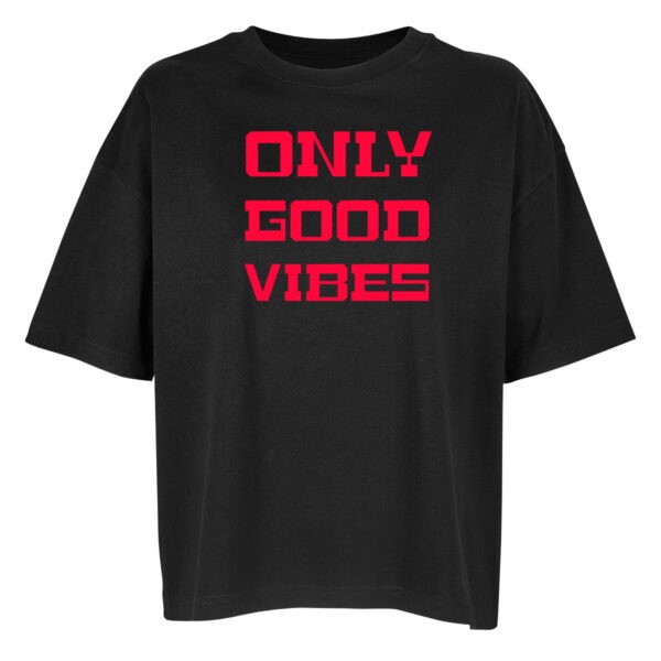 Tiefschwarzes Oversize Shirt mit dem Aufdruck "Only Good Vibes" in Neonrot groß in der Mitte