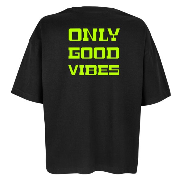 Tiefschwarzes Oversize Shirt mit dem Aufdruck "Only good vibes" in Neongrün groß auf dem Rücken