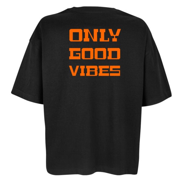 Tiefschwarzes Oversize Shirt mit dem Aufdruck "Only good vibes" in Neonorange groß auf dem Rücken