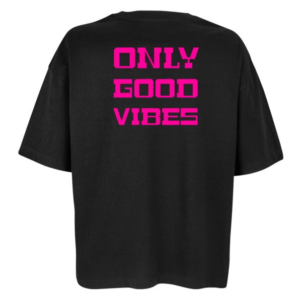 Tiefschwarzes Oversize Shirt mit dem Aufdruck "Only good vibes" in Neonpink groß auf dem Rücken