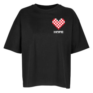 Ein tiefschwarzes Oversize-Shirt mit dem Brustmotiv "Love more", ein aus roten und weißen Quadraten geformtes Herz, darunter der Begriff "more" in weiß