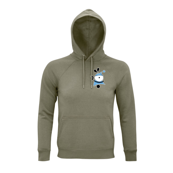 Hoodie in khaki mit dem Motiv #8. Einem blauen Dude, in der Mitte hauptsächlich ein Auge, das eine Mütze und ein stilisiertes Kleid trägt, beide in Blau. Darunter ein Punkt, der die Beine symbolisiert. Ein schwarzer Bogen unter dem Auge symbolisiert die Arme. Vom Auge weg gehen zwei Paare schwarzer Ornamente.