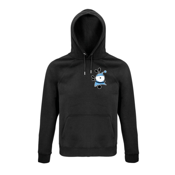 Schwarzer Hoodie mit dem Motiv #8. Einem blauen Dude, in der Mitte hauptsächlich ein Auge, das eine Mütze und ein stilisiertes Kleid trägt, beide in Blau. Darunter ein Punkt, der die Beine symbolisiert. Ein schwarzer Bogen unter dem Auge symbolisiert die Arme. Vom Auge weg gehen zwei Paare schwarzer Ornamente.