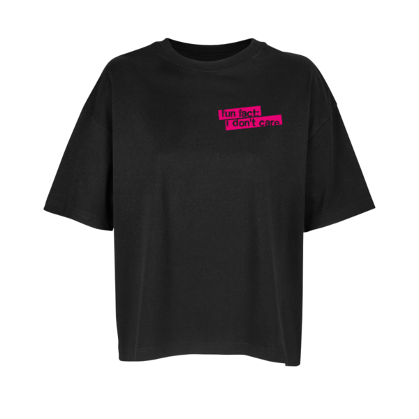 Schwarzes Oversize Shirt mit dem Schriftzug "fun fact: I don't care". Zwei leicht schräge, pinkfarbene Balken, aus denen der Schriftzug ausgespart ist. Der Schriftzug ist gerade, sodass er über beide Balken hinausgeht