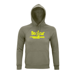 Khaki-farbener Hoodie mit dem Schriftzug "Bonjour" in Neongelb, grafisch umgesetzt mit drei Strichen darunter.