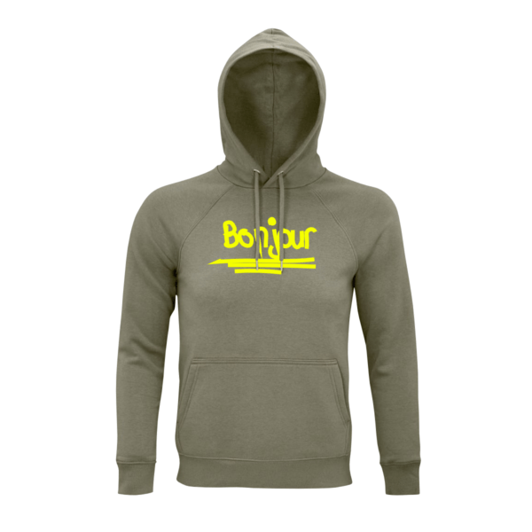 Khaki-farbener Hoodie mit dem Schriftzug "Bonjour" in Neongelb, grafisch umgesetzt mit drei Strichen darunter.